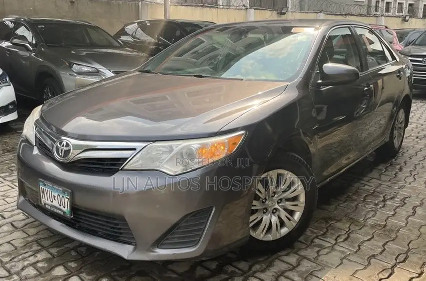Toyota Camry LE 4dr Sedan (2.5L 4cyl 6A) 2013 Gray