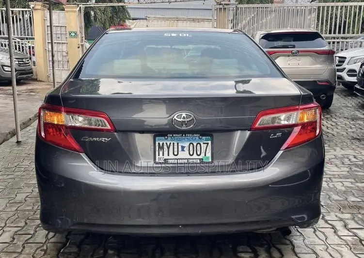 Toyota Camry LE 4dr Sedan (2.5L 4cyl 6A) 2013 Gray