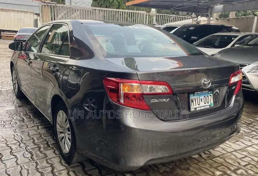 Toyota Camry LE 4dr Sedan (2.5L 4cyl 6A) 2013 Gray