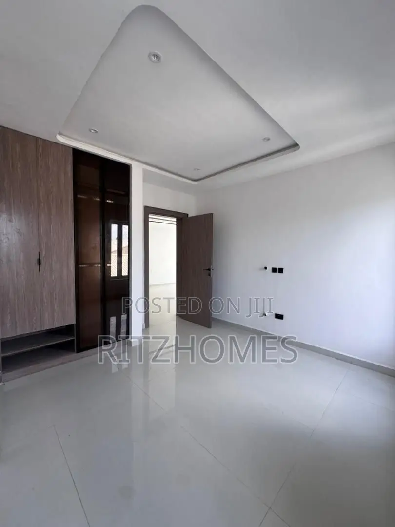 2bdrm Apartment in Lekki Phase 1 for rent