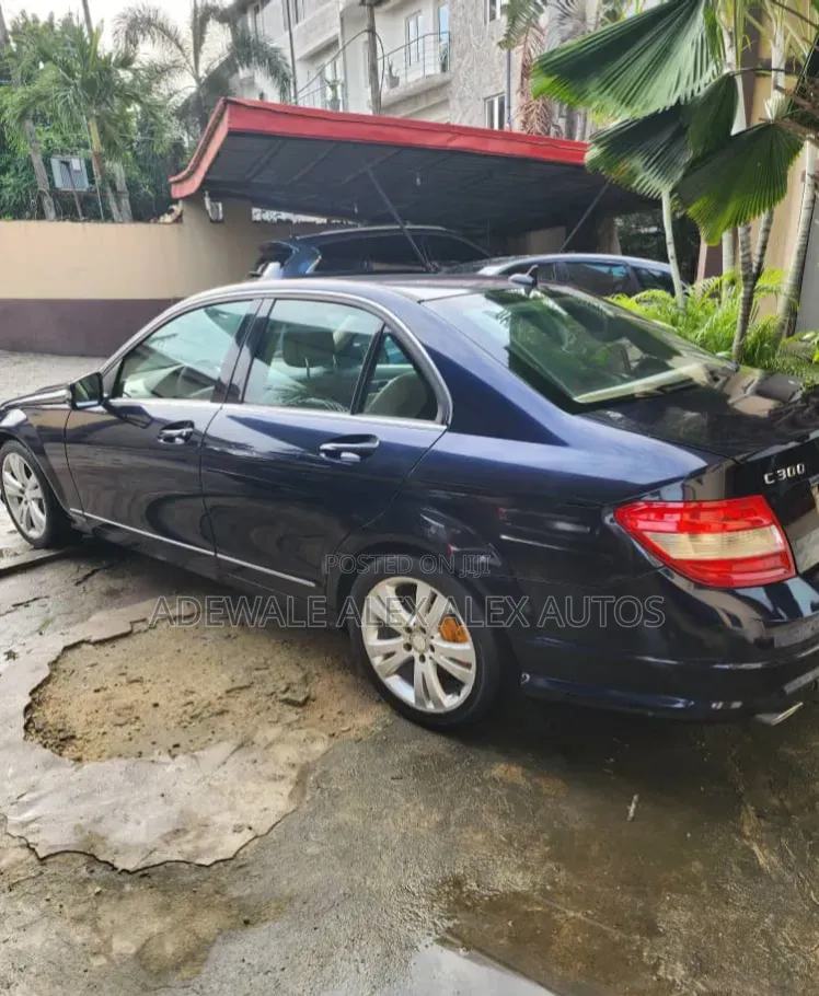 Mercedes-Benz C300 2011 Blue