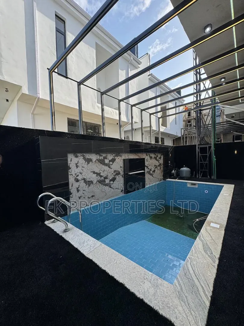 Luxury 5bedroom Mansion In Orchid