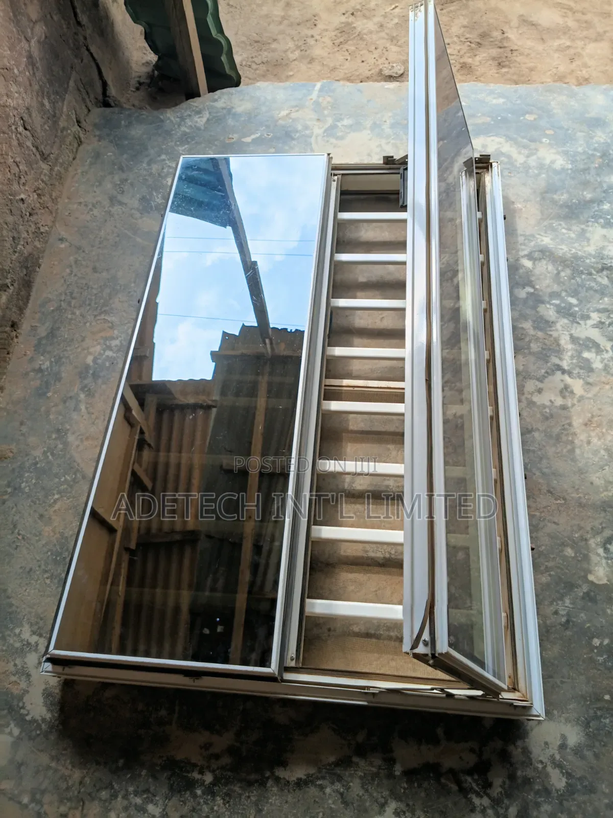 Praiseworrthy Aluminium Frameless Window With Net and Burglary