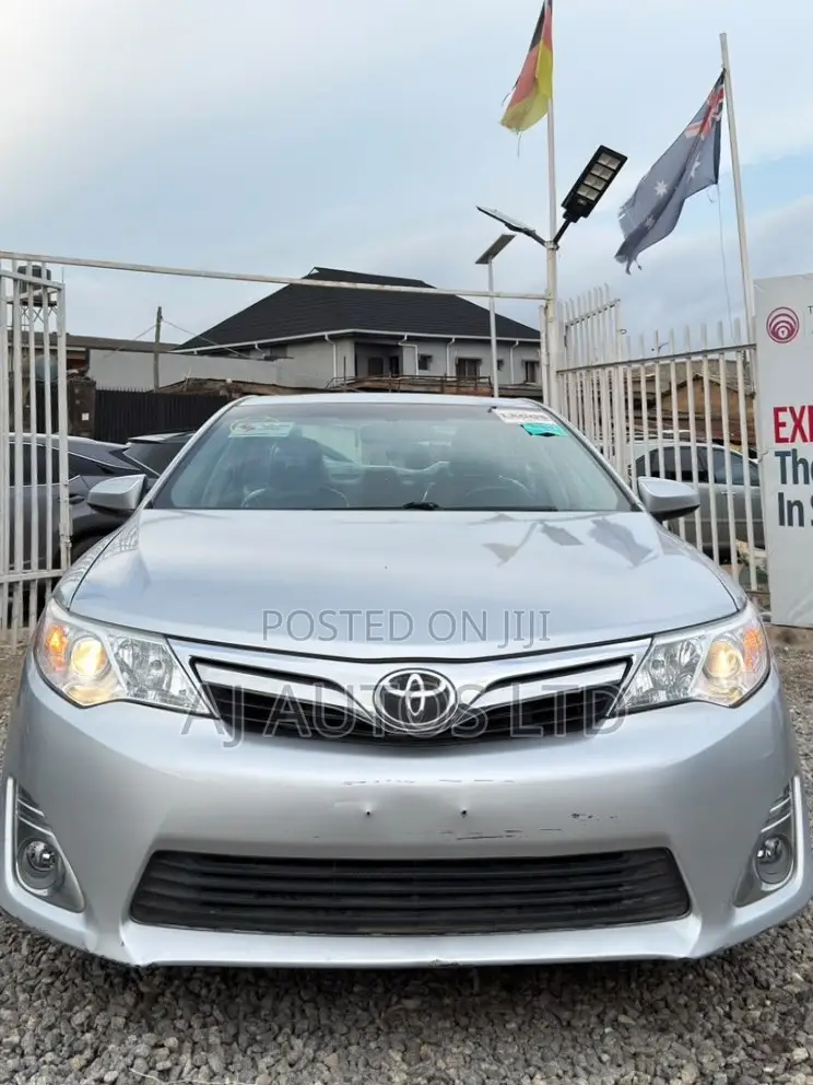 Toyota Camry XLE 4dr Sedan (2.5L 4cyl 6A) 2012 Silver