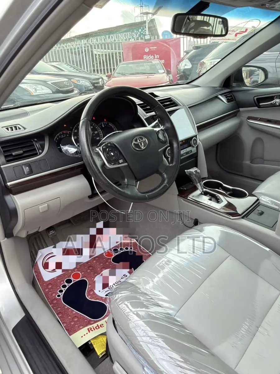 Toyota Camry XLE 4dr Sedan (2.5L 4cyl 6A) 2012 Silver