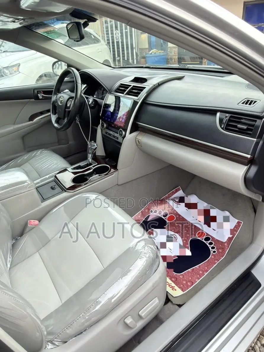 Toyota Camry XLE 4dr Sedan (2.5L 4cyl 6A) 2012 Silver