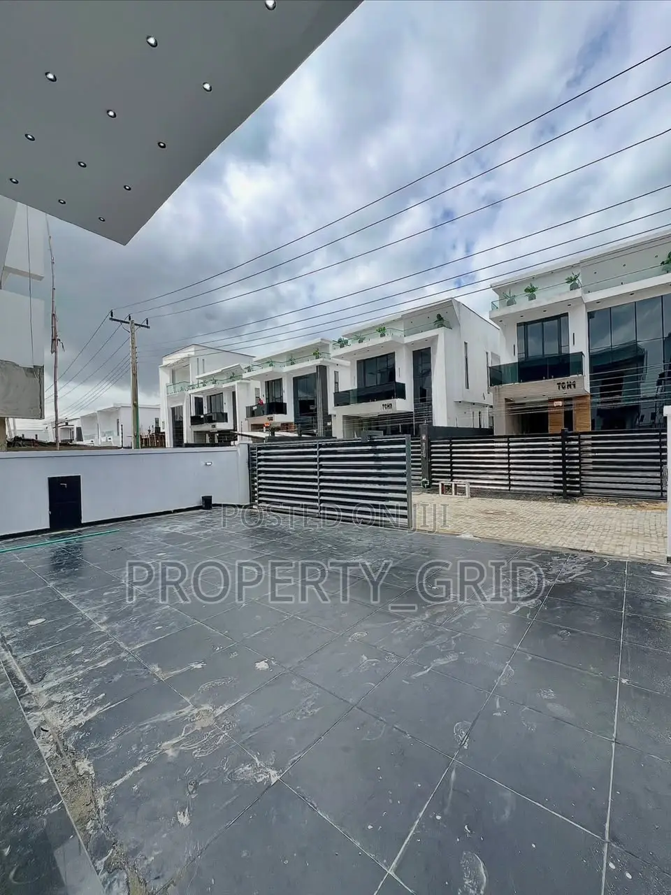 5bdrm Duplex in Chevron Estate for sale