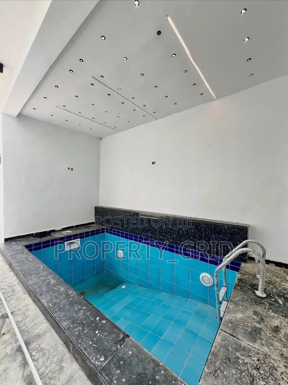 5bdrm Duplex in Chevron Estate for sale