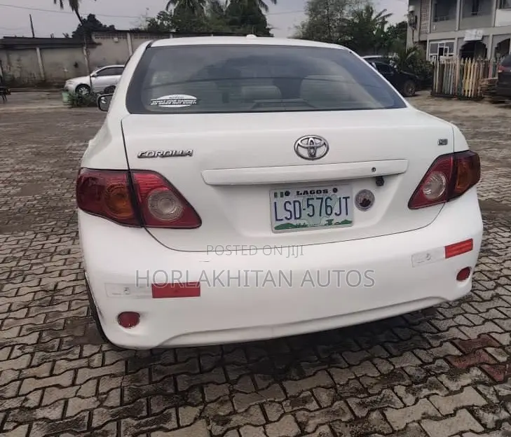 Toyota Corolla LE 4dr Sedan (1.8L 4 cyl 4A) 2009 White