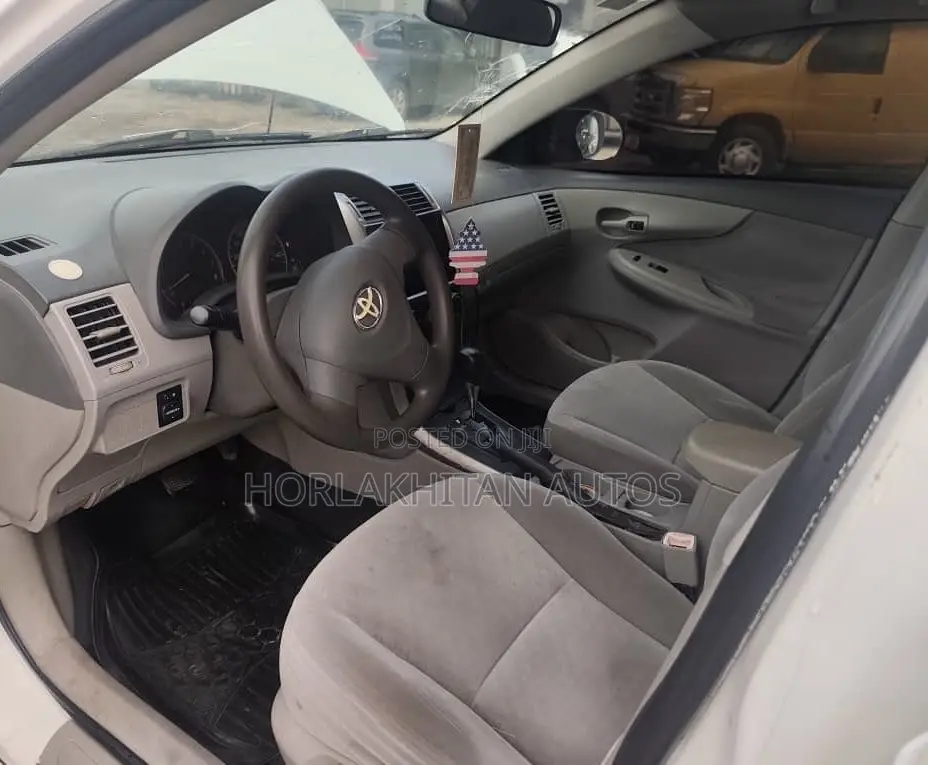 Toyota Corolla LE 4dr Sedan (1.8L 4 cyl 4A) 2009 White