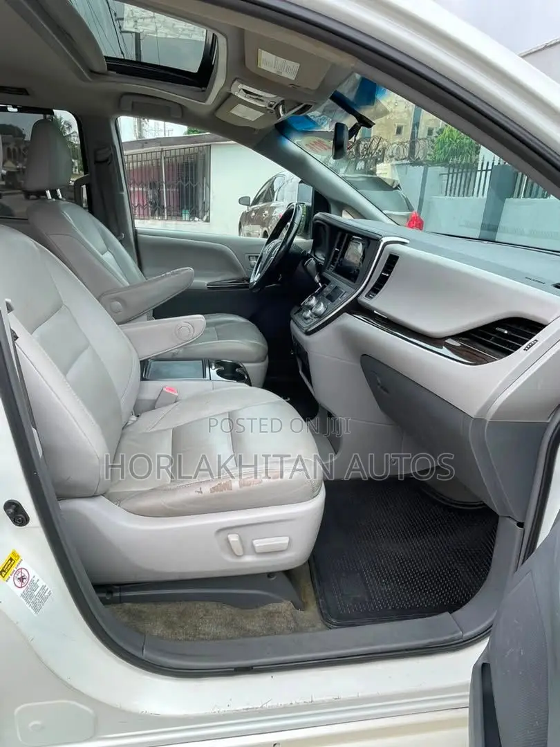 Toyota Sienna XLE Premium 8 Passenger (3.5L 6cyl 6A) 2016 White