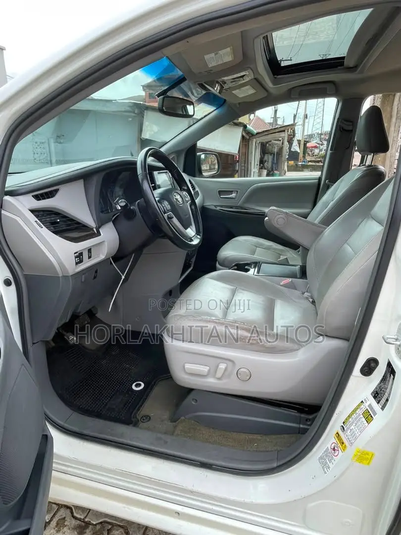 Toyota Sienna XLE Premium 8 Passenger (3.5L 6cyl 6A) 2016 White