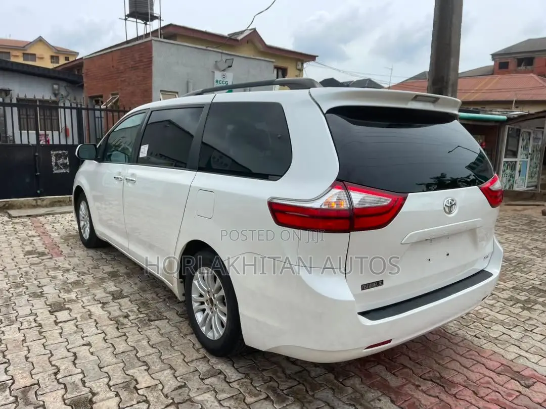 Toyota Sienna XLE Premium 8 Passenger (3.5L 6cyl 6A) 2016 White