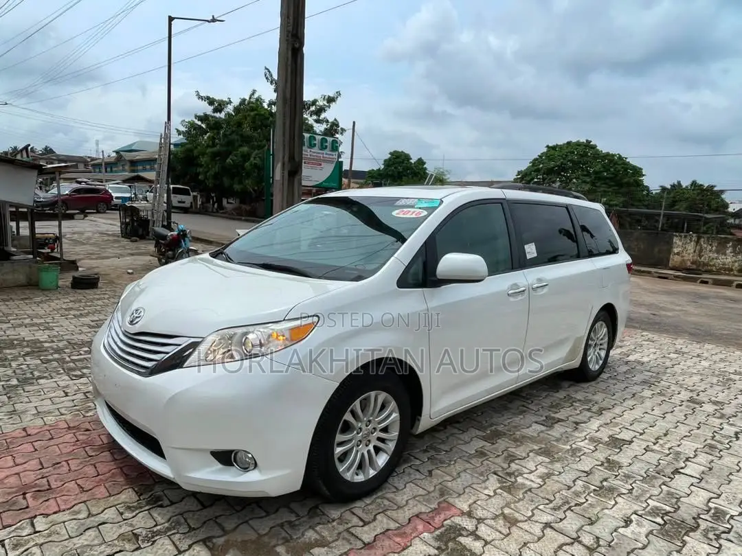 Toyota Sienna XLE Premium 8 Passenger (3.5L 6cyl 6A) 2016 White