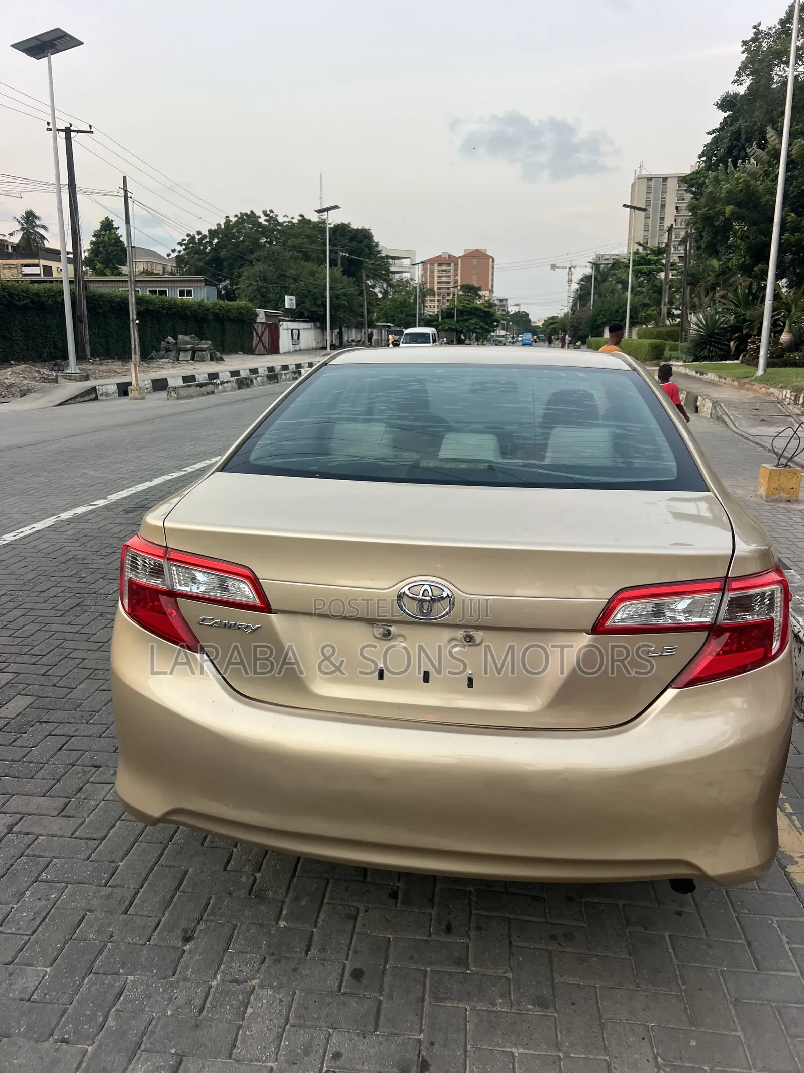 Toyota Camry LE 4dr Sedan (2.5L 4cyl 6A) 2013 Gold