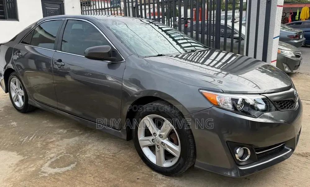 Toyota Camry SE Sport 4dr Sedan (2.5L 4cyl 6A) 2014 Gray