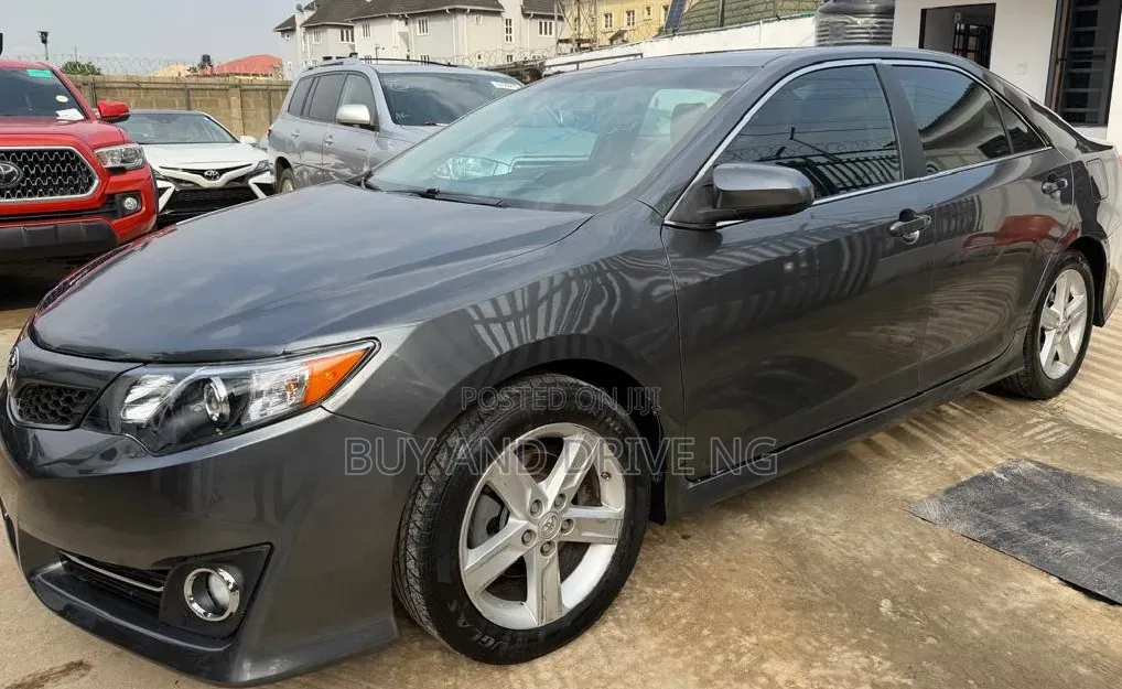 Toyota Camry SE Sport 4dr Sedan (2.5L 4cyl 6A) 2014 Gray