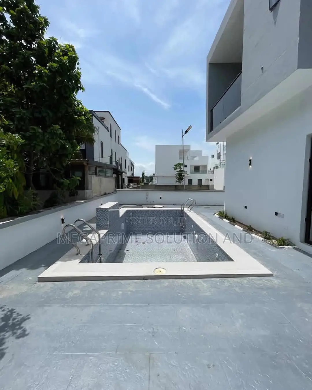 5bdrm Duplex in Off Lekki-Epe Expressway for sale