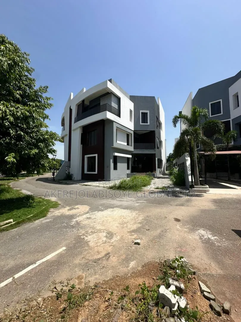 4bdrm Duplex in In An Estate Around for rent