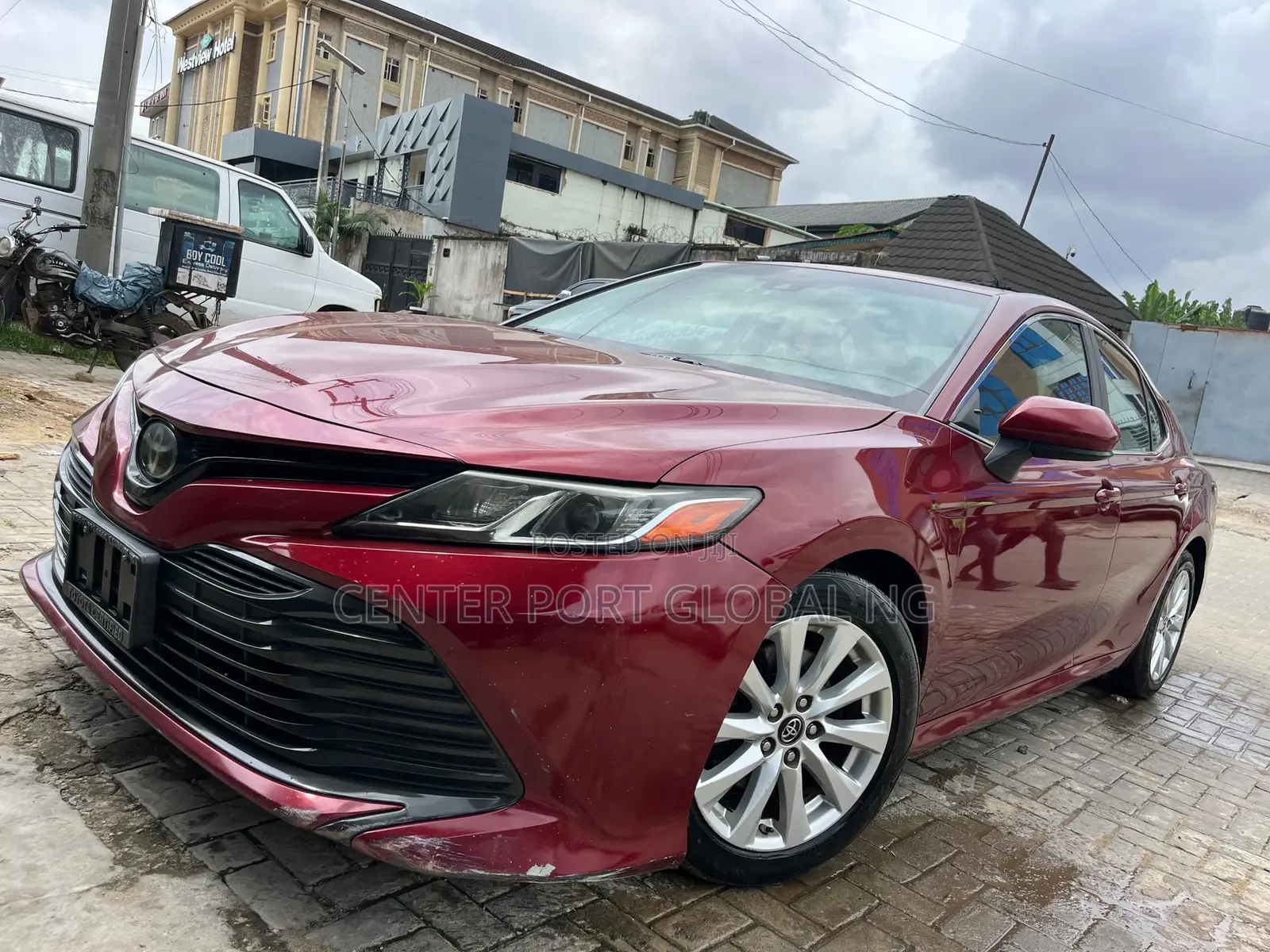 Toyota Camry LE FWD (2.5L 4cyl 8AM) 2018 Red