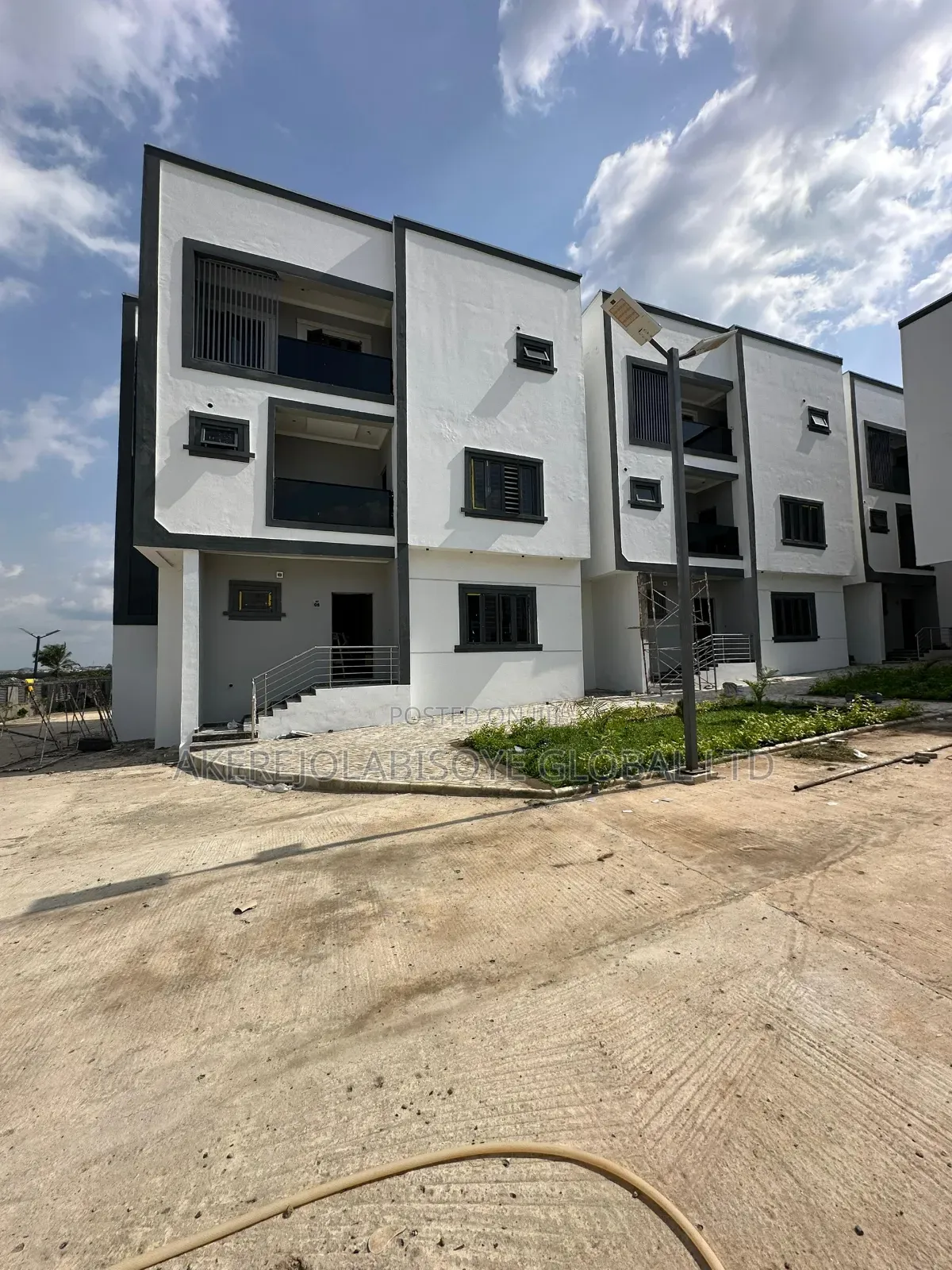 5bdrm Duplex in Close To Paradise for sale