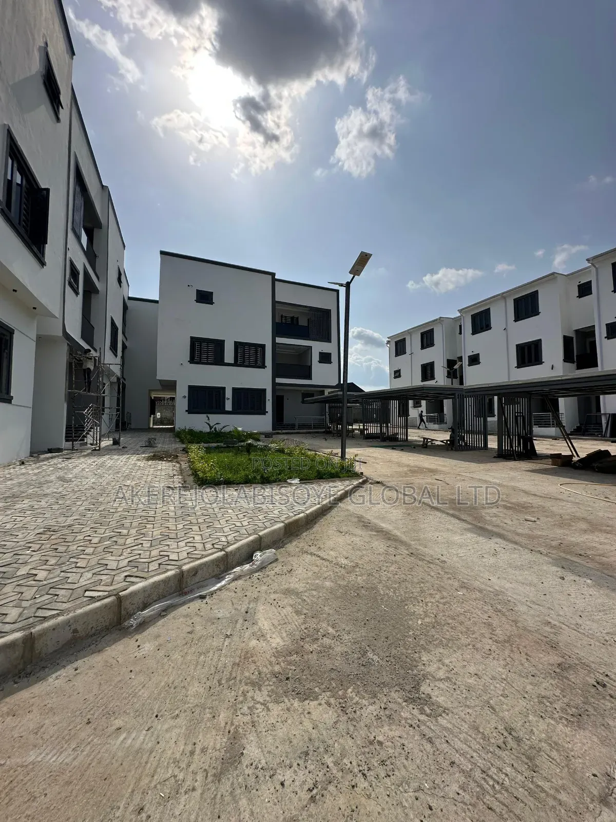 5bdrm Duplex in Close To Paradise for sale