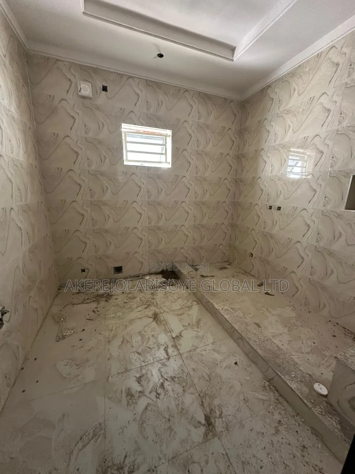 5bdrm Duplex in Close To Paradise for sale