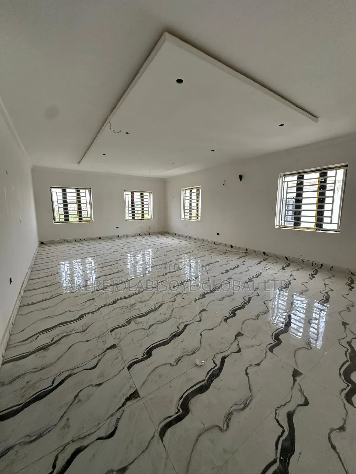 5bdrm Duplex in Close To Paradise for sale