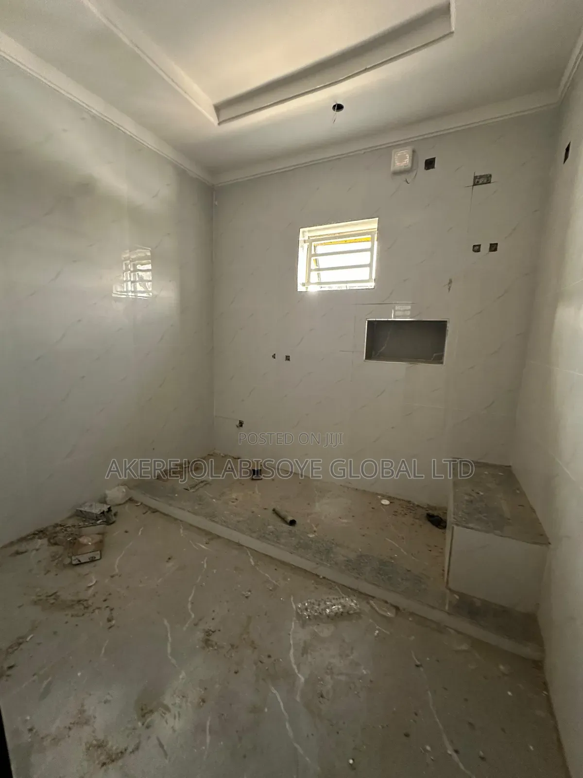 5bdrm Duplex in Close To Paradise for sale