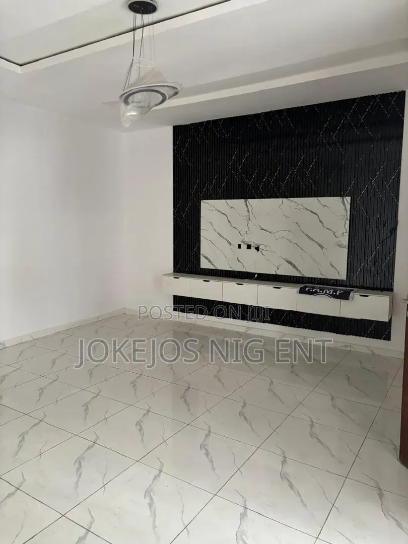 3bdrm Townhouse/Terrace in Atlantic Nominee, Off Lekki-Epe Expressway