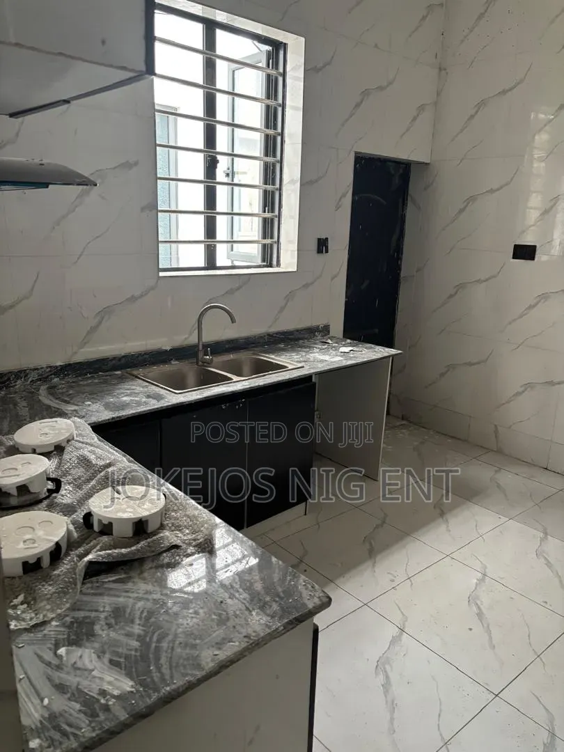 3bdrm Townhouse/Terrace in Atlantic Nominee, Off Lekki-Epe Expressway