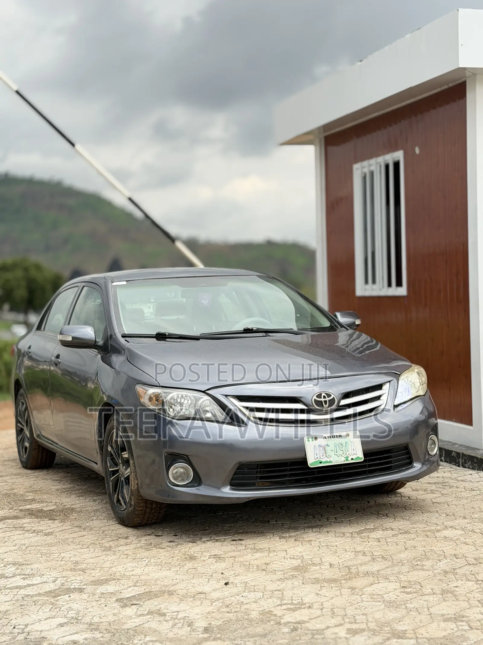 Toyota Corolla Base 4dr Sedan (1.8L 4cyl 5M) 2010 Gray