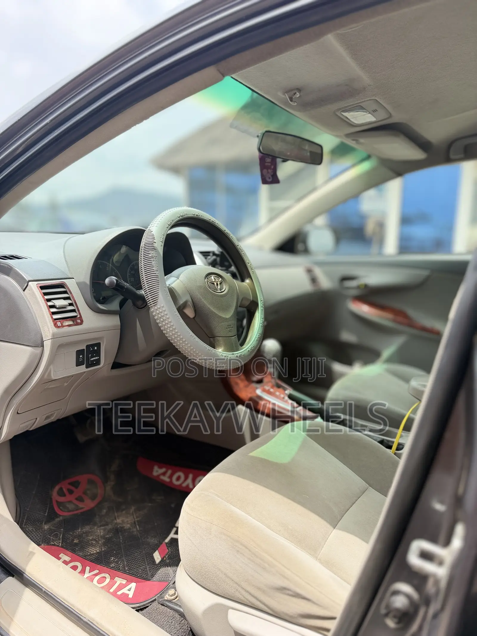 Toyota Corolla Base 4dr Sedan (1.8L 4cyl 5M) 2010 Gray