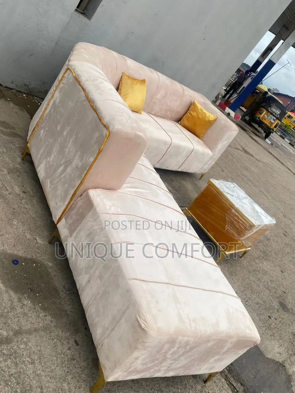 Luxury Curved Big L Shape Sturdy Section Sofa With Pillows and Table