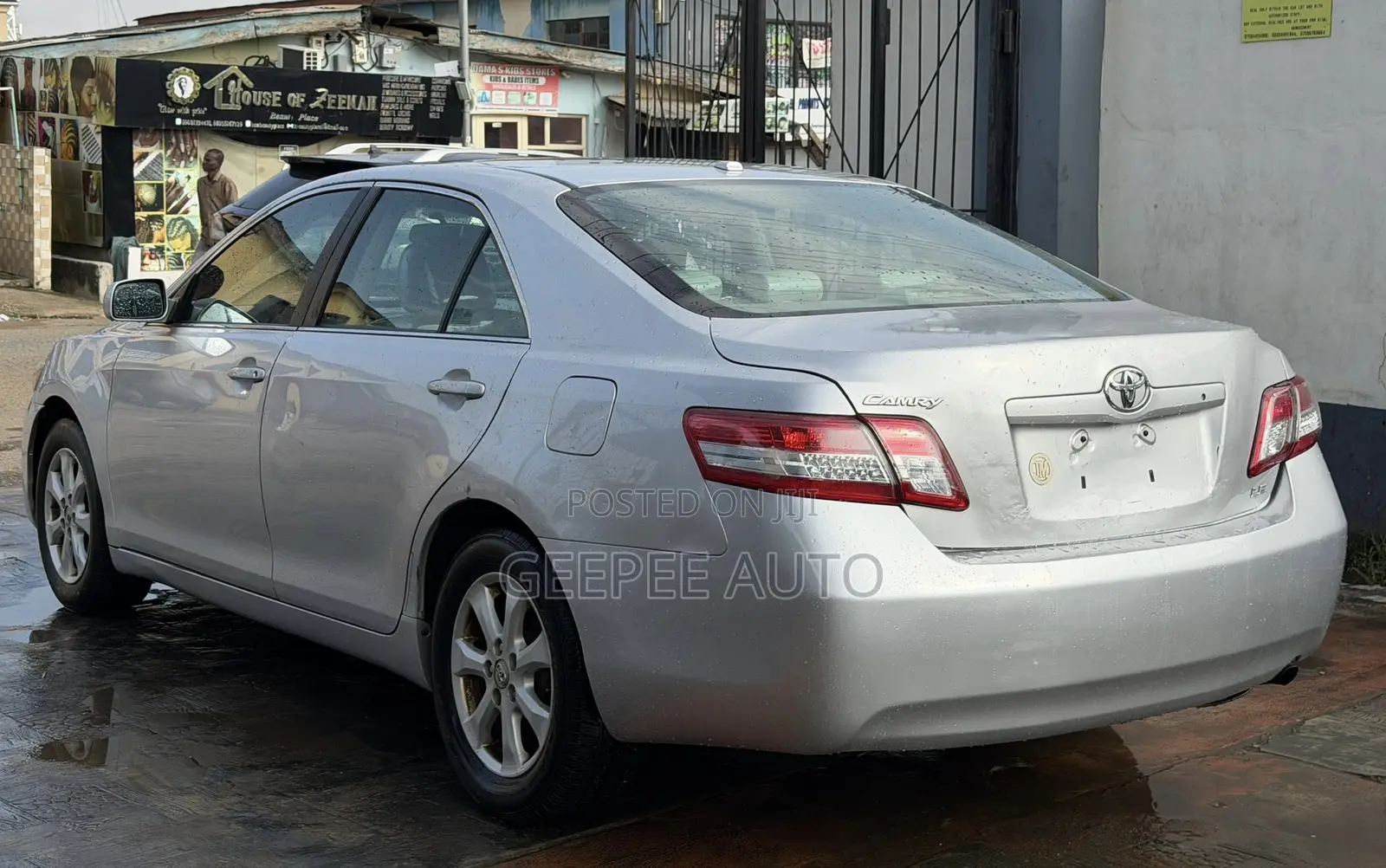 Toyota Camry LE 4dr Sedan (2.5L 4cyl 6A) 2011 Silver
