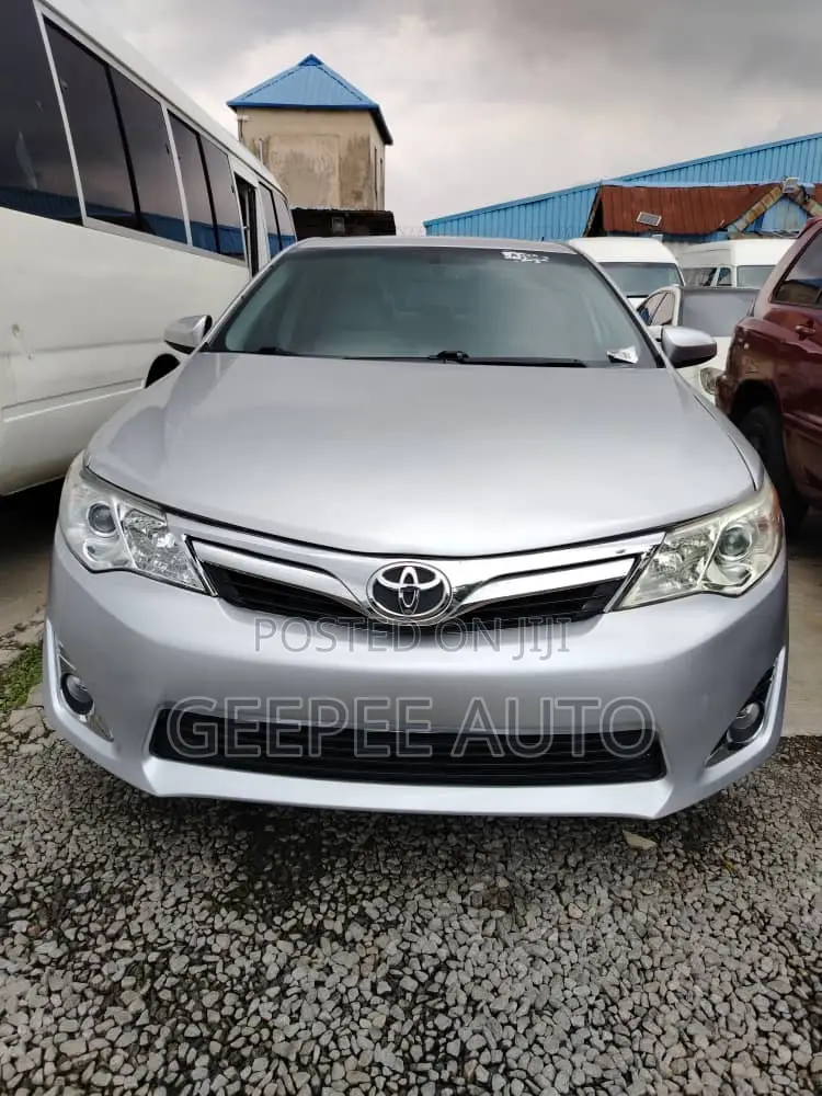 Toyota Camry XLE 4dr Sedan (2.5L 4cyl 6A) 2012 Silver