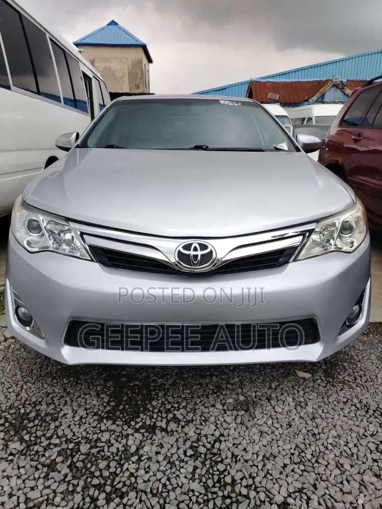 Toyota Camry XLE 4dr Sedan (2.5L 4cyl 6A) 2012 Silver
