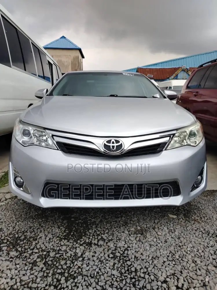 Toyota Camry XLE 4dr Sedan (2.5L 4cyl 6A) 2012 Silver