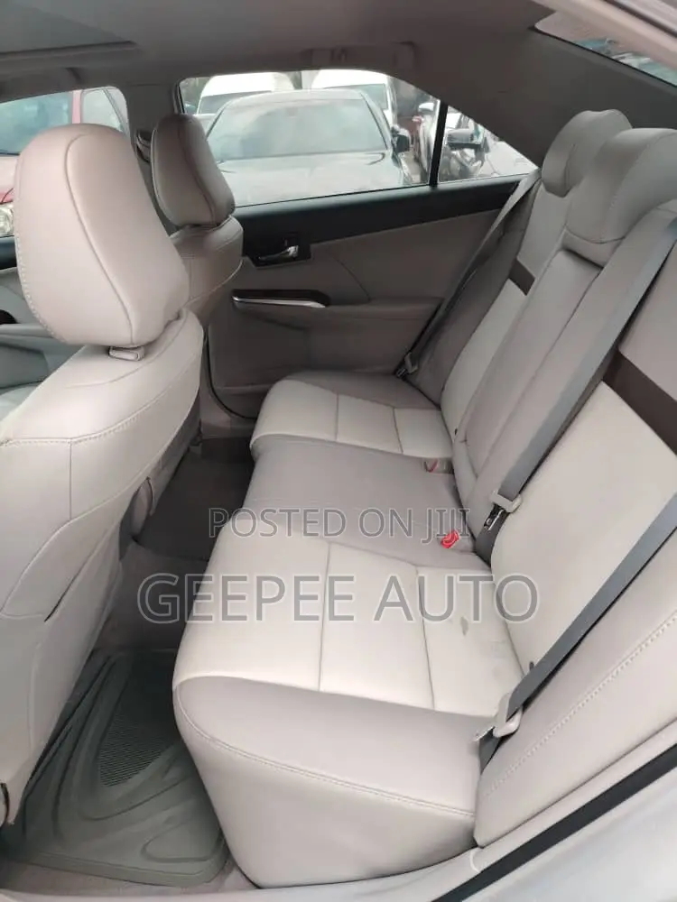 Toyota Camry XLE 4dr Sedan (2.5L 4cyl 6A) 2012 Silver