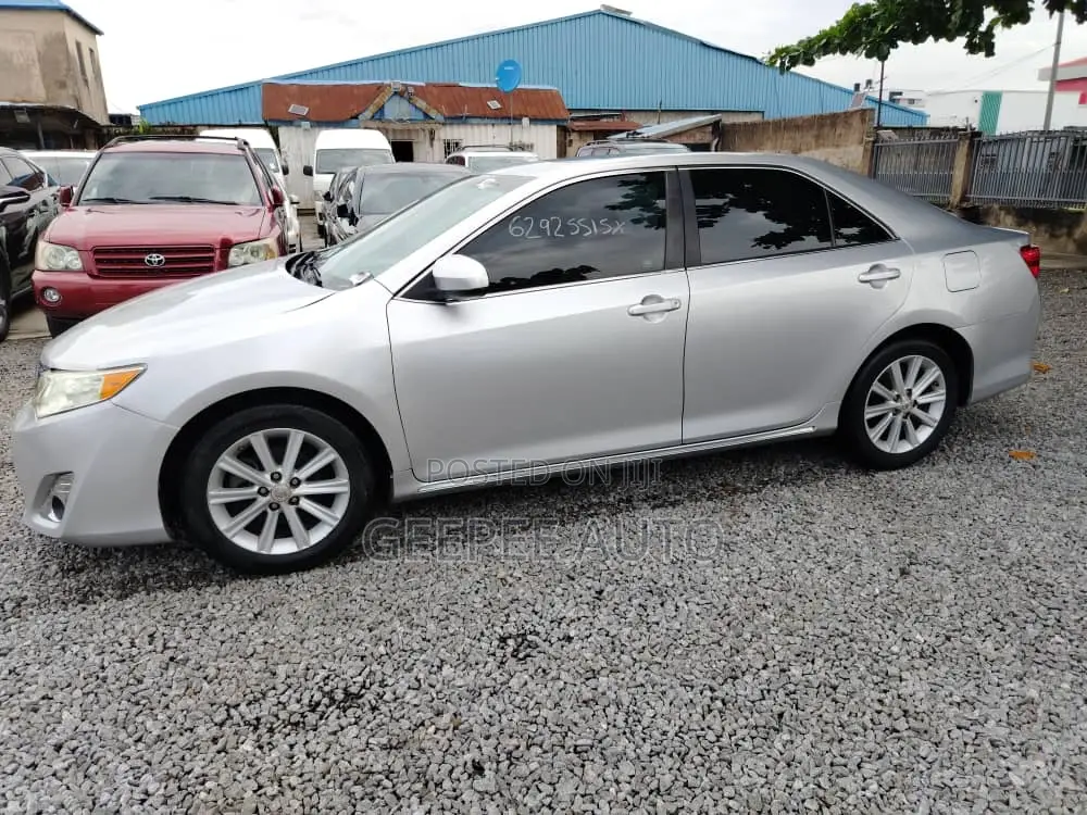 Toyota Camry XLE 4dr Sedan (2.5L 4cyl 6A) 2012 Silver