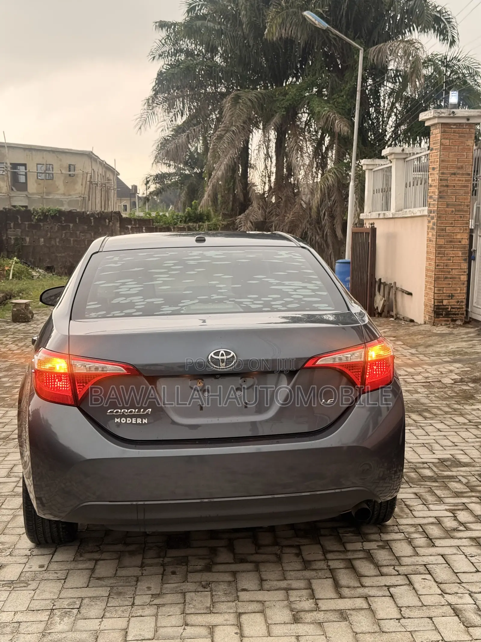Toyota Corolla LE Premium 4dr Sedan (1.8L 4cyl CVT) 2015 Gray