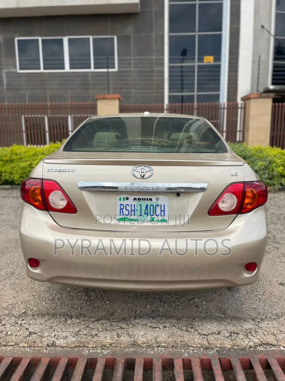 Toyota Corolla LE 4dr Sedan (1.8L 4cyl 4A) 2010 Gold