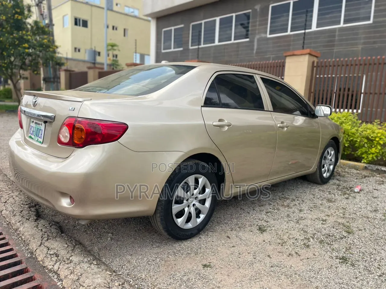 Toyota Corolla LE 4dr Sedan (1.8L 4cyl 4A) 2010 Gold