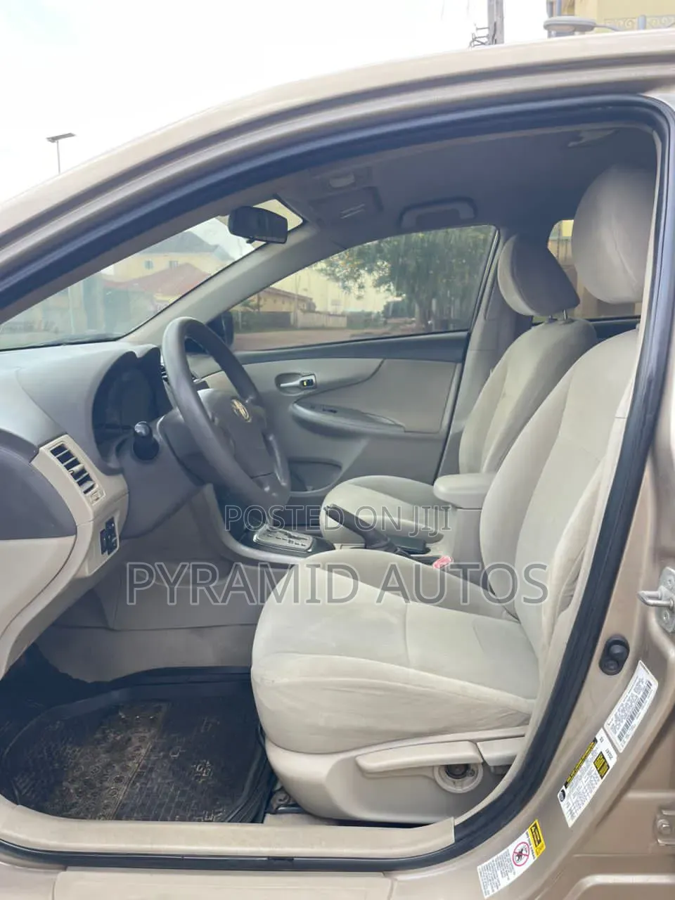 Toyota Corolla LE 4dr Sedan (1.8L 4cyl 4A) 2010 Gold