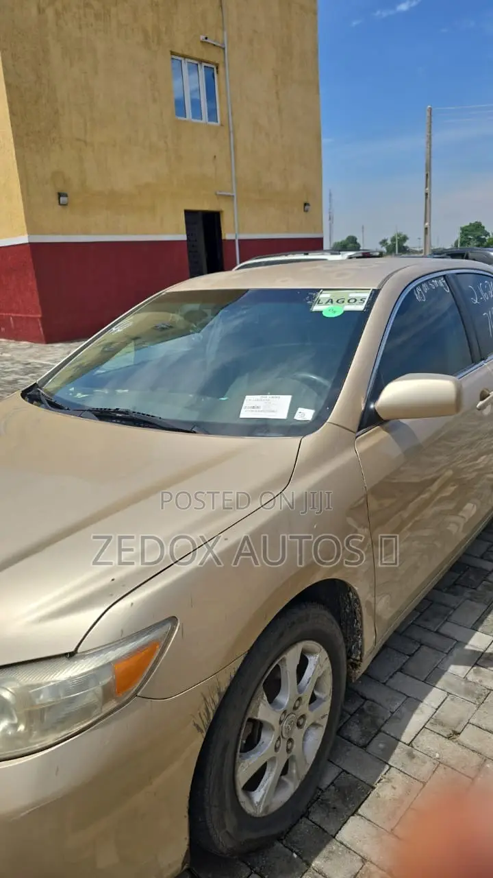 Toyota Camry LE 4dr Sedan (2.5L 4cyl 6A) 2011 Gold