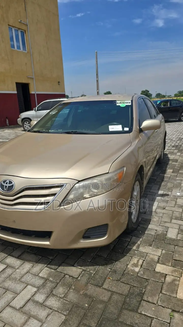Toyota Camry LE 4dr Sedan (2.5L 4cyl 6A) 2011 Gold