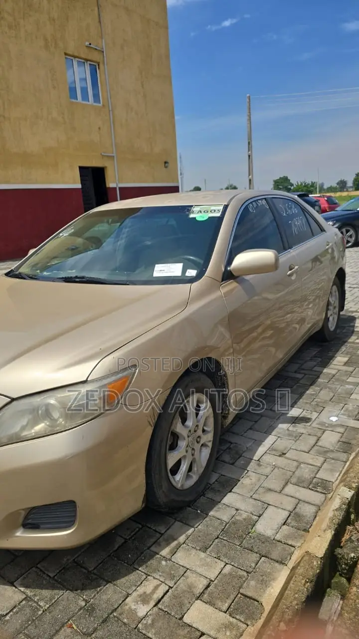 Toyota Camry LE 4dr Sedan (2.5L 4cyl 6A) 2011 Gold