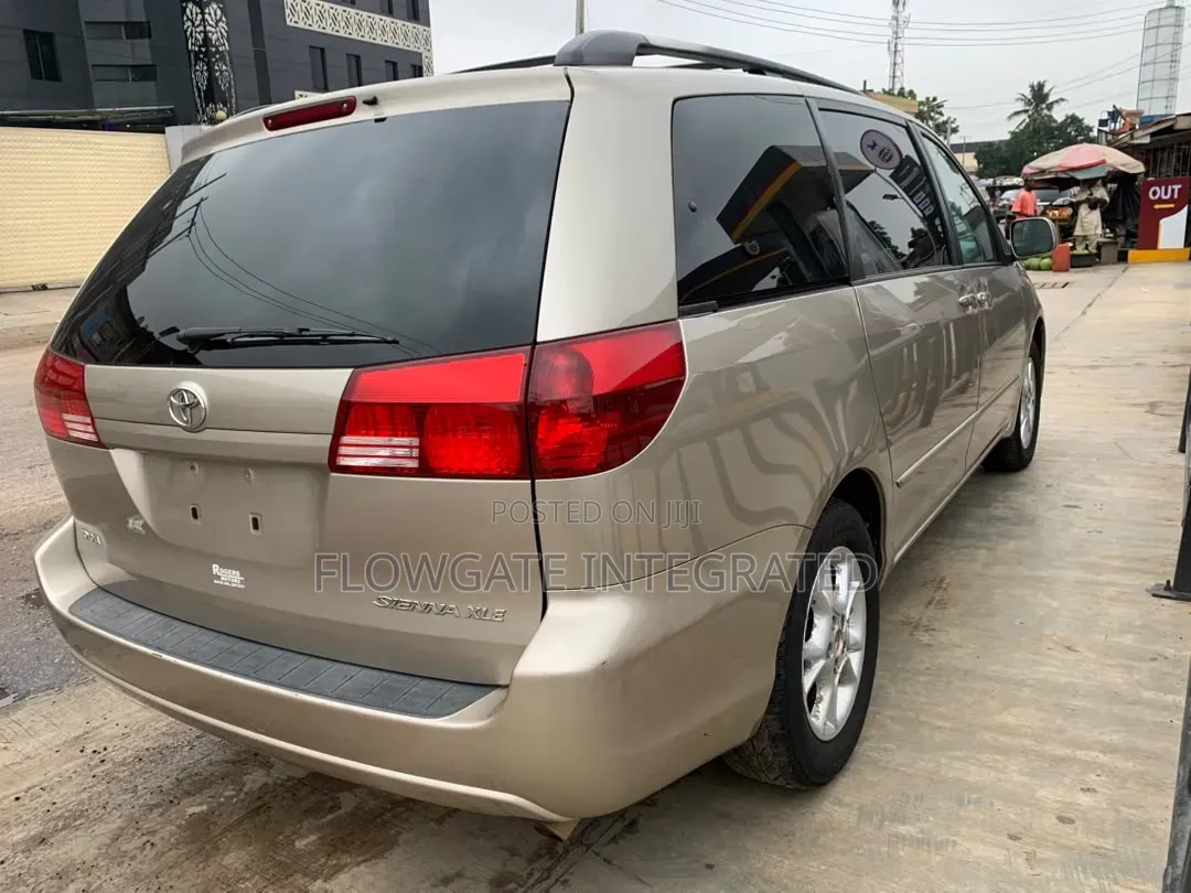 Toyota Sienna XLE FWD 2006 Gold