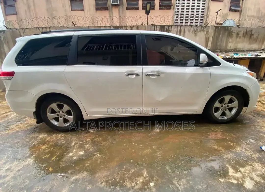Toyota Sienna 2012 White