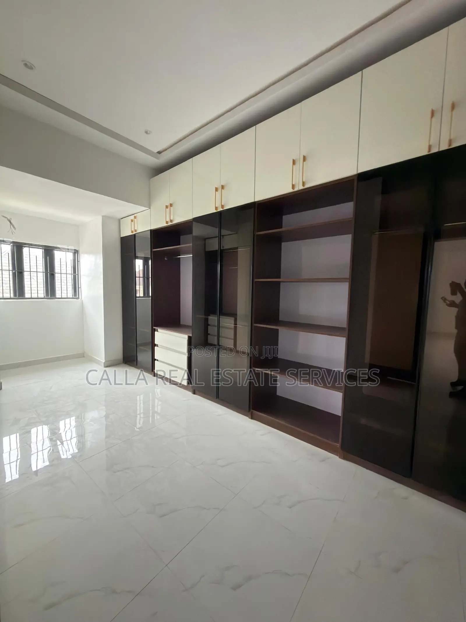 5bdrm Duplex in Karsana for sale